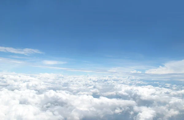 Blauer Himmel aus dem Flugzeugfenster — Stockfoto
