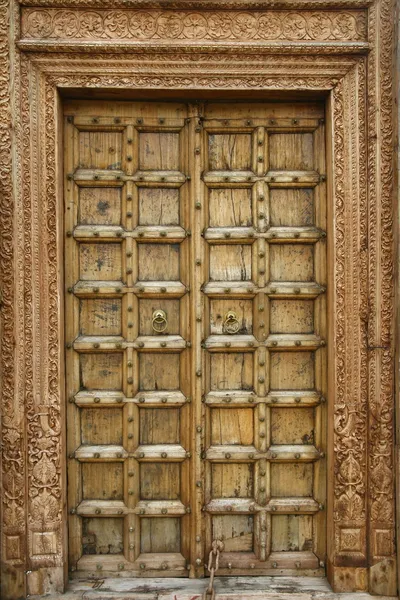 Wooden door with ancient floral patten. — 图库照片