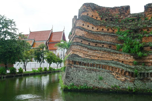 Chiangmai fosa i zabytkowe mury, Tajlandia — Zdjęcie stockowe