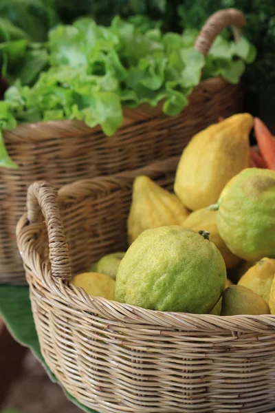 Close up fruits in basket — Stock Photo, Image