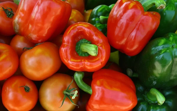 Nahaufnahme bunter Paprika auf dem Markt — Stockfoto