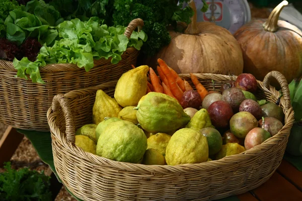 Φρούτα και λαχανικά στο καλάθι — Φωτογραφία Αρχείου