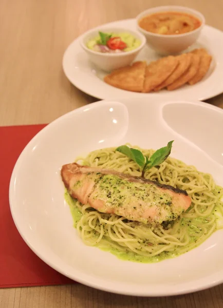 Primer plano salmón y pasta verde — Foto de Stock