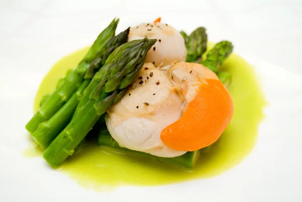 Scallops with asparagus — Stock Photo, Image