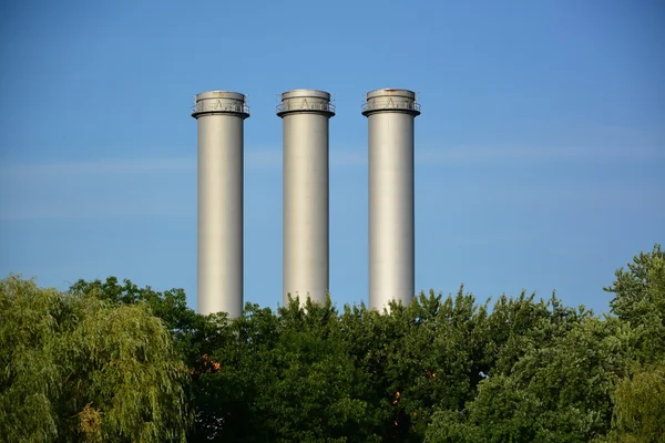 Chimeneas de una central eléctrica en la ciudad — Foto de Stock