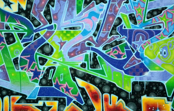 Городская стена с абстрактными красочными граффити — стоковое фото