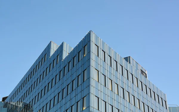 Edifício de escritórios moderno — Fotografia de Stock