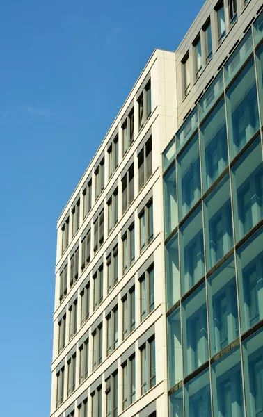 Edifício de escritórios moderno — Fotografia de Stock