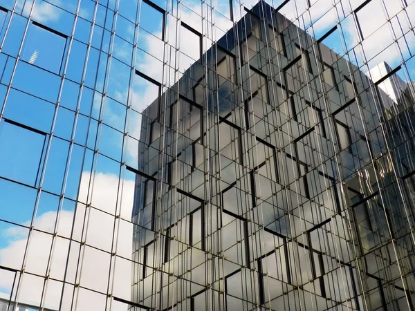 --Fassade eines modernen Bürogebäudes — Stockfoto