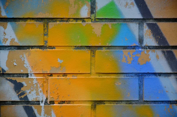 Городская стена с красочными граффити — стоковое фото