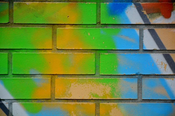 Городская стена с красочными граффити — стоковое фото