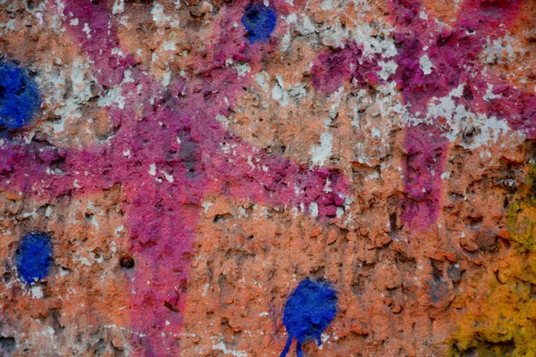Vecchio muro con graffiti colorati — Foto Stock