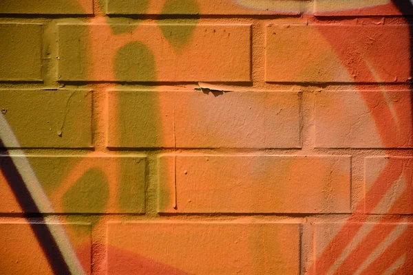 Παλιό τούβλο, τοίχο πολύχρωμο γκράφιτι — Φωτογραφία Αρχείου