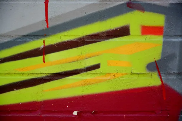 Régi tégla fal színes graffitik — Stock Fotó