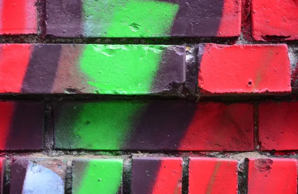 Grafiti berwarna-warni dinding bata tua — Stok Foto