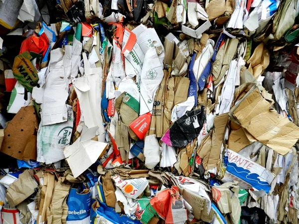 Papel e cartão compactados para reciclagem — Fotografia de Stock