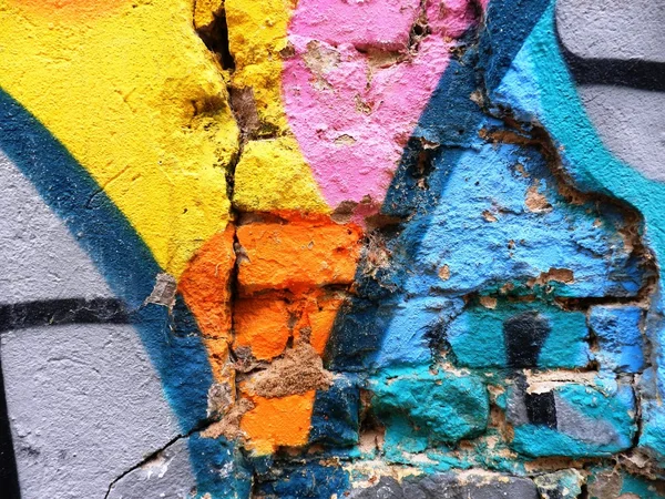 Старая стена с красочными граффити — стоковое фото