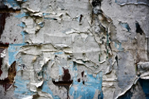 Grunge zeď s staré potrhané plakáty — Stock fotografie
