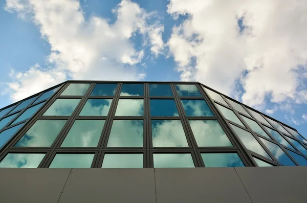 Стеклянный фасад современного офисного здания — стоковое фото