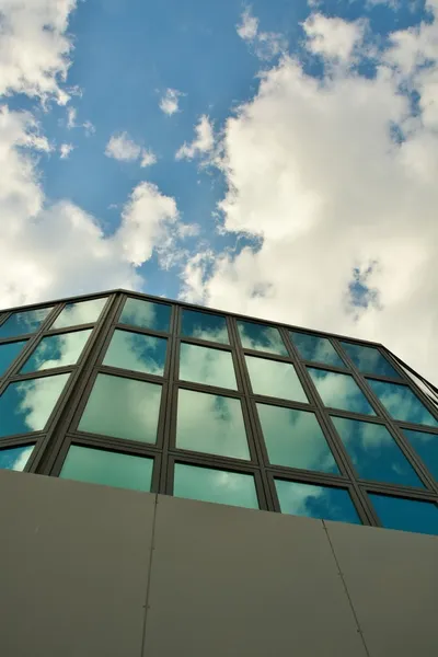 Modern ofis binasının cam cephesi — Stok fotoğraf
