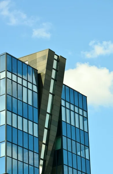 Fachada de vidro do edifício de escritório moderno — Fotografia de Stock