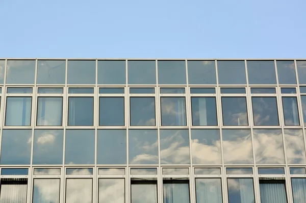 Facciata in vetro di un moderno edificio per uffici — Foto Stock