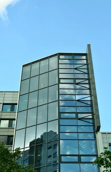 Fachada de cristal del edificio de oficinas moderno — Foto de Stock
