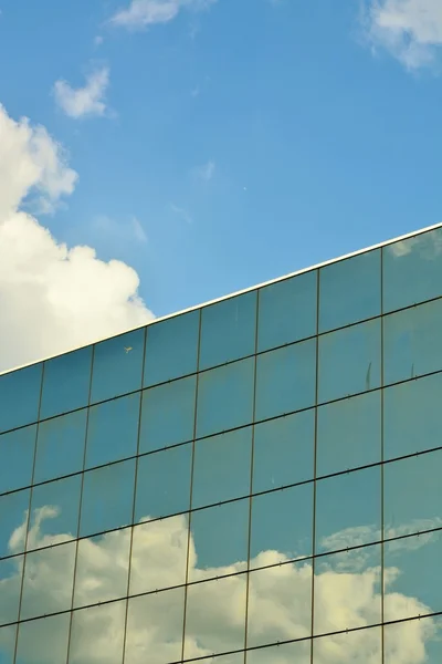 Szklana fasada nowoczesnego budynku biurowego — Zdjęcie stockowe