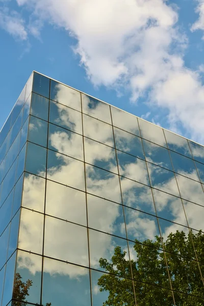 Стеклянный фасад современного офисного здания — стоковое фото