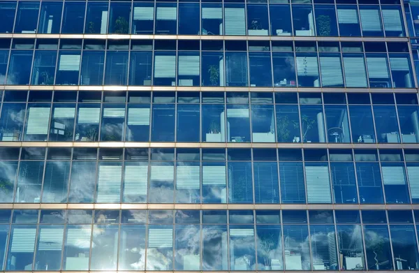 Fachada de cristal del edificio de oficinas moderno — Foto de Stock
