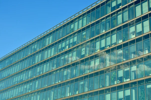 Fachada de cristal del edificio de oficinas moderno —  Fotos de Stock