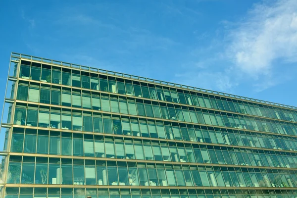 Glasfassade eines modernen Bürogebäudes — Stockfoto