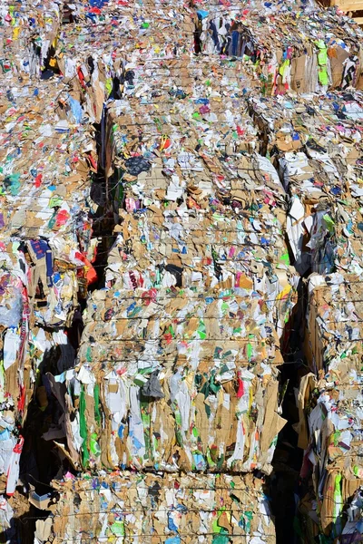 Papel e cartão compactados para reciclagem — Fotografia de Stock