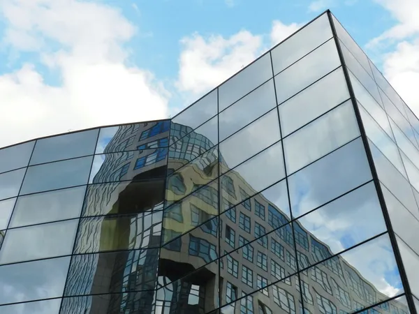 Edificio de oficinas moderno — Foto de Stock