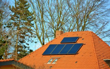 evin çatısında güneş enerjisi panelleri