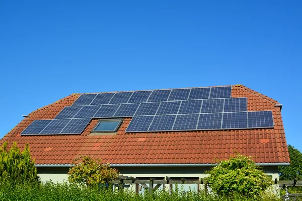 Painéis de energia solar no telhado da casa — Fotografia de Stock