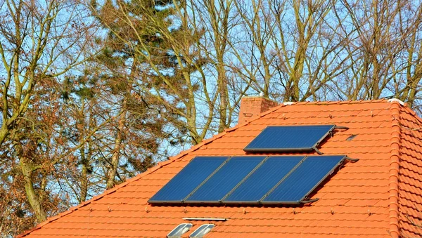在房子的屋顶上的太阳能电池板 — 图库照片