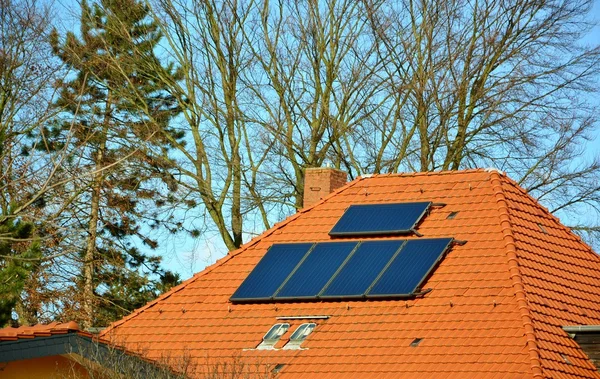 Painéis de energia solar no telhado da casa — Fotografia de Stock