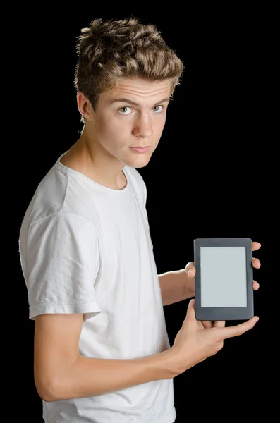 Хлопчик тримає читача електронних книг, ізольований на чорному — стокове фото
