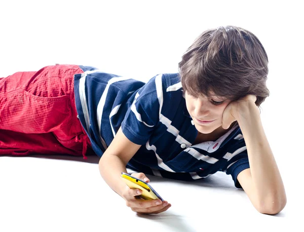 Criança usando foto celular (celular ) — Fotografia de Stock