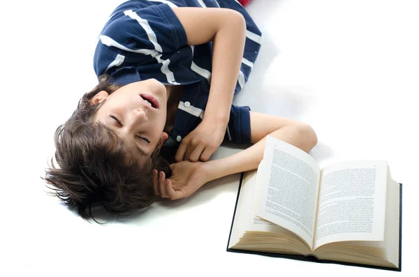 Jovem estudante dormindo com livro aberto ao lado dele — Fotografia de Stock