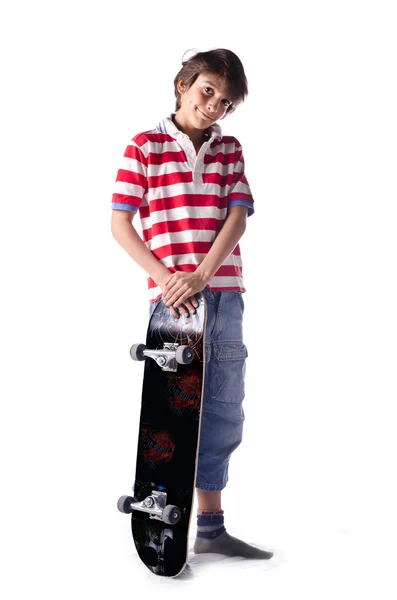 Söt pojke står med skateboard, isolerade — Stockfoto