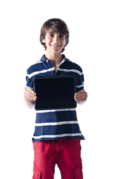 Jovem menino de pé e mostrando tablet computador — Fotografia de Stock