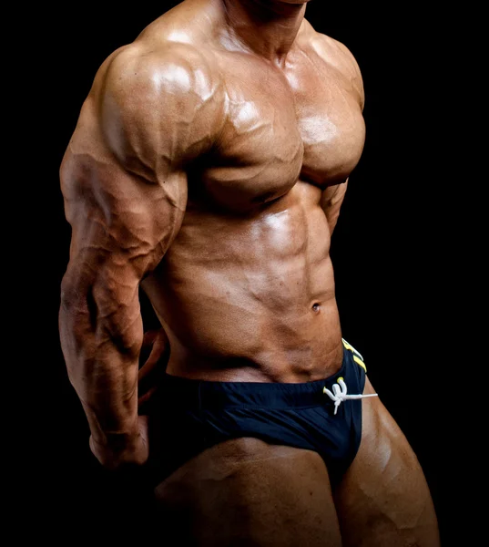 Bodybuilder pose poitrine latérale — Photo