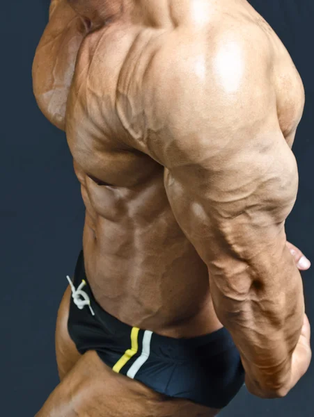 Pectoraux musculaires et bras du bodybuilder masculin — Photo
