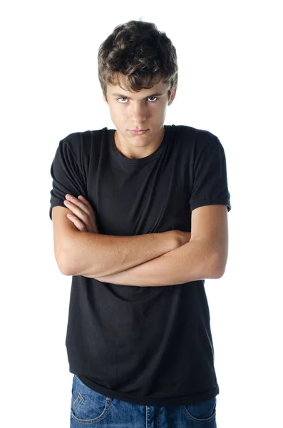 Мальчик-подросток, рассерженный, со скрещенными руками на груди — стоковое фото