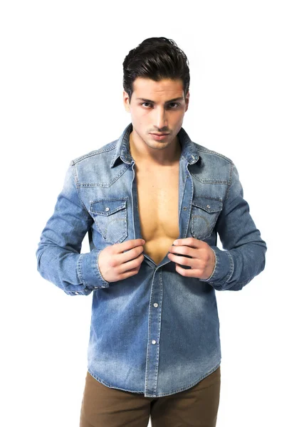 Jeune homme latin ouvrant chemise en denim sur poitrine nue — Photo