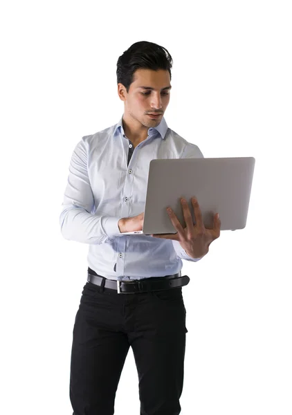 Hombre joven de pie y trabajando en el ordenador portátil — Foto de Stock