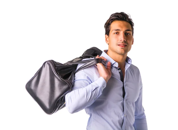 Νεαρός άνδρας με μεγάλη δερμάτινη τσάντα πάνω από τον ώμο — Φωτογραφία Αρχείου