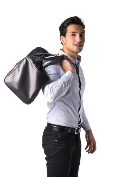 Молодой человек с большой кожаной сумкой через плечо — стоковое фото